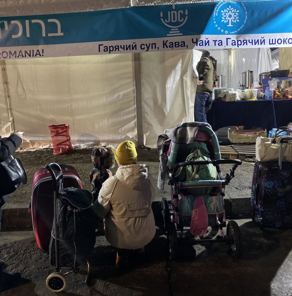 La tenda dell’associazione ebraica Mozaic che offre pasti kosher